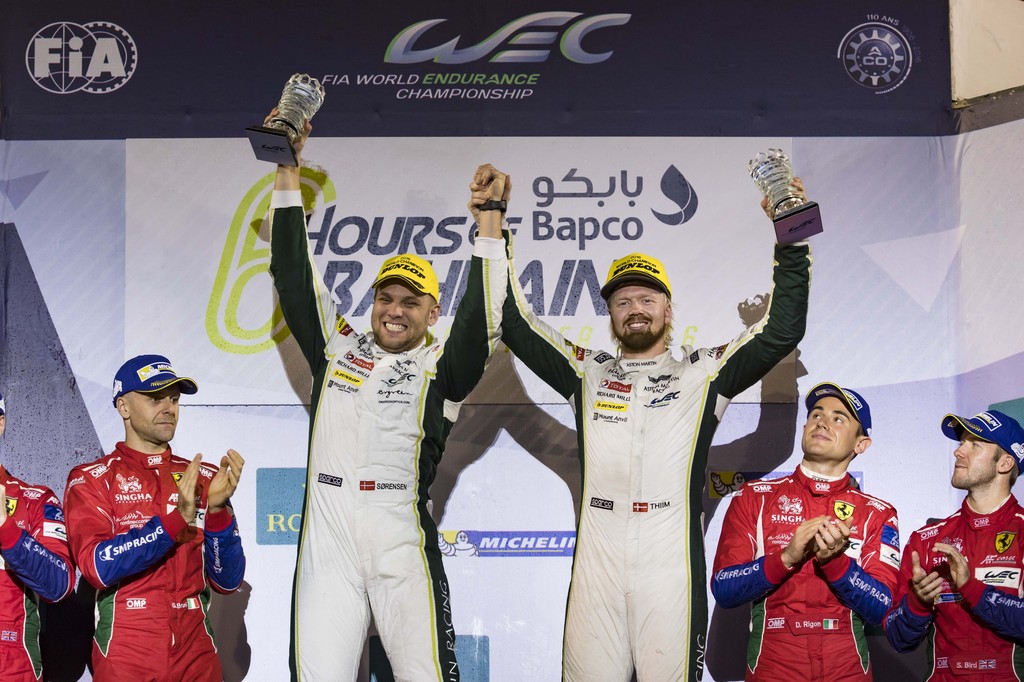 Marco Sørensen og Nicki Thiim fejrer deres titel på podiet
(Foto: Young Driver AMR / Drew Gibson)